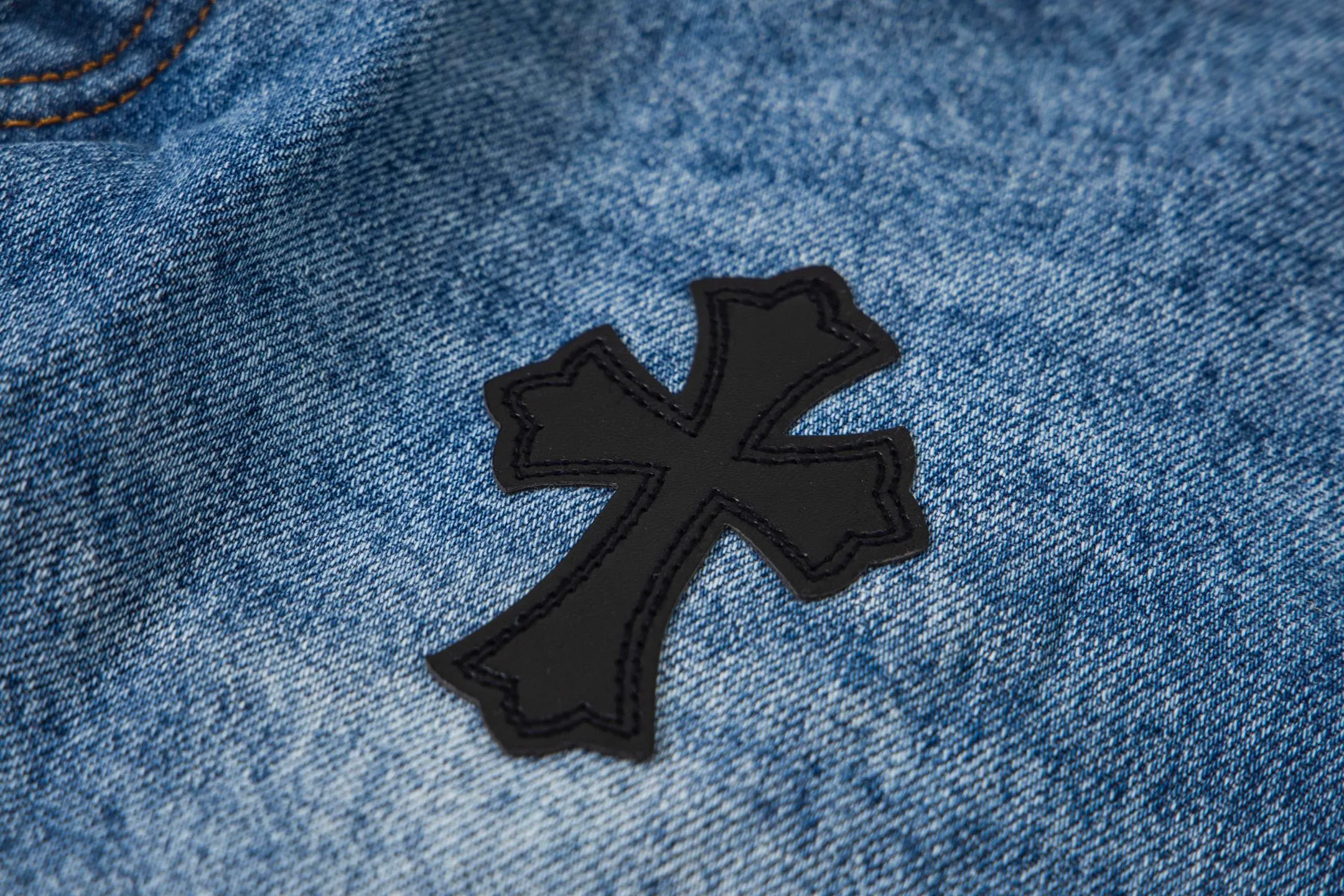 P260 Chrome Hearts Blue Pants Black White Blue Multi-Leather Jeans Top Version Chrome Hearts Jeans with Leather Jeans It is well known that chromehearts jeans use vintage Levis jeans as the base plate for creation. They usually add their own unique silver buckles and silver ornaments, plus leather embellishments. This is what doubles the value of these vintage jeans, because the base plate is Vintage jeans, jeans themselves have become very soft and comfortable after years of baptism, which can be distinguished from ordinary jeans. Regarding the size, you should also refer to the pants data. Style number: 1735# Size: 28 30 32 34 36